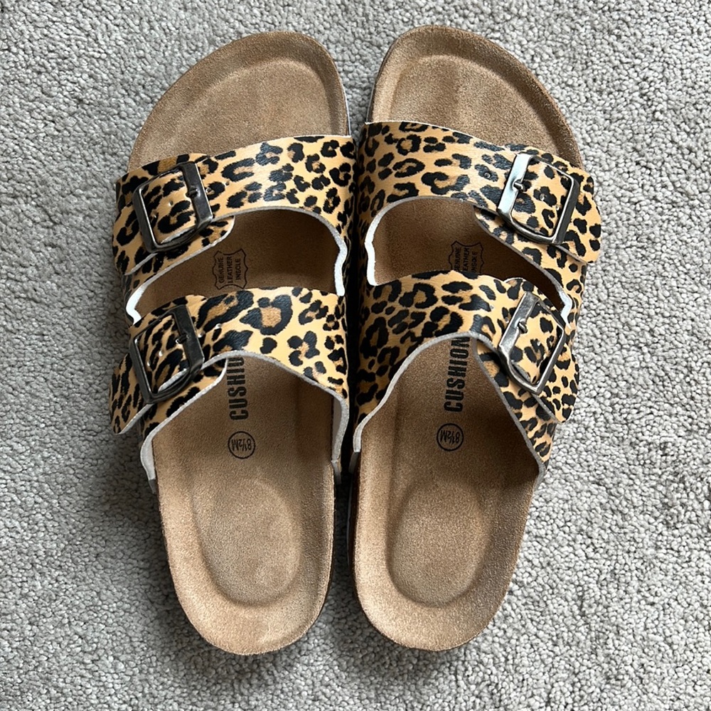 Cushionaire leopard double buckle sandals 8.5 animal print Laine cork